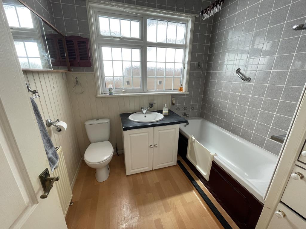 Lot: 84 - DETACHED BUNGALOW & GARAGE WITH POTENTIAL - inside image of bathroom from hallway